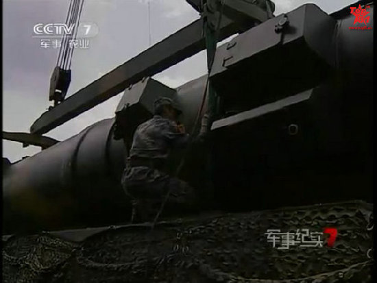 資料圖：二炮部隊野外吊裝新型東風-25中程戰(zhàn)略導彈。