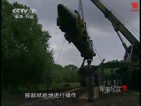 資料圖：二炮部隊野外吊裝疑似新型東風25中程戰(zhàn)略導彈。