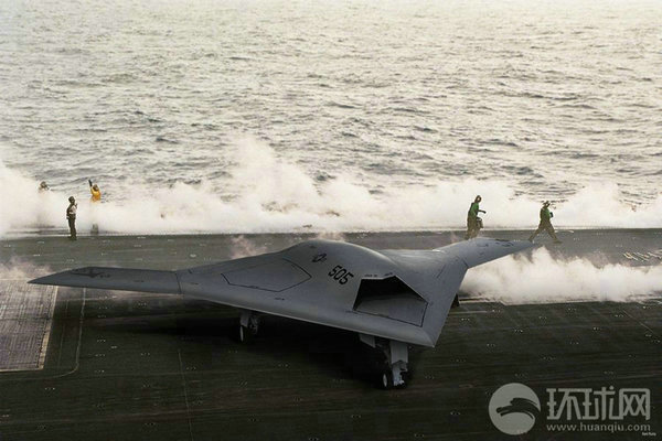 資料圖：X-47B無人機(jī)在林肯號(hào)航母上進(jìn)行系統(tǒng)連接測試。