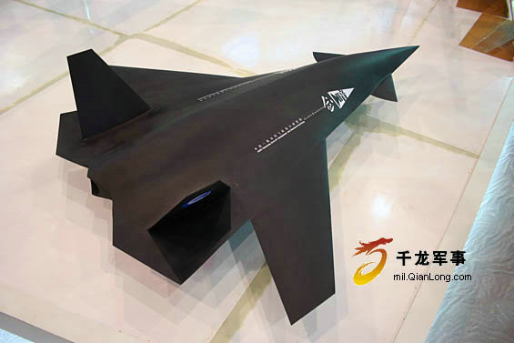 資料圖：中國(guó)暗劍無(wú)人攻擊機(jī)模型。
