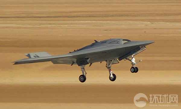 資料圖：X-47B無(wú)人機(jī)進(jìn)行飛行測(cè)試。