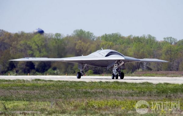 資料圖：X-47B無人機(jī)進(jìn)行飛行測(cè)試。
