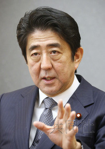 日本首相安倍晉三24日在官邸接受共同社采訪。