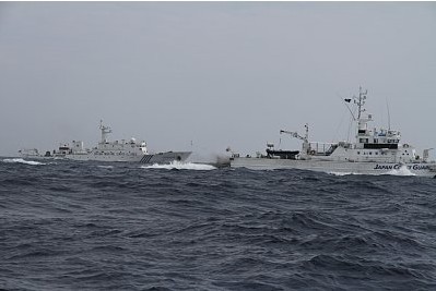 日本媒體公布的中國(guó)“海監(jiān)66”船急速追擊日本漁船照片，期間日本“水城”號(hào)海保巡邏船對(duì)中國(guó)船只的追擊進(jìn)行干擾。