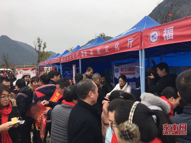 福建省文化廳為赤溪村群眾喜迎新春，舉行贈送剪紙窗花、教授戲劇臉譜繪畫、體驗版畫制作等文藝活動.jpg