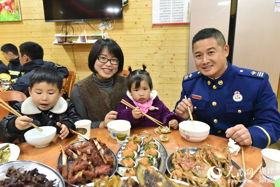 賴建華的妻兒是春運(yùn)的逆行者，今年過(guò)年來(lái)到大隊(duì)和他一起過(guò)年。 余杉芳攝