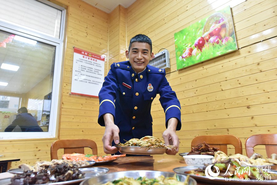 年夜飯不乏螃蟹這樣的海鮮。 余杉芳攝