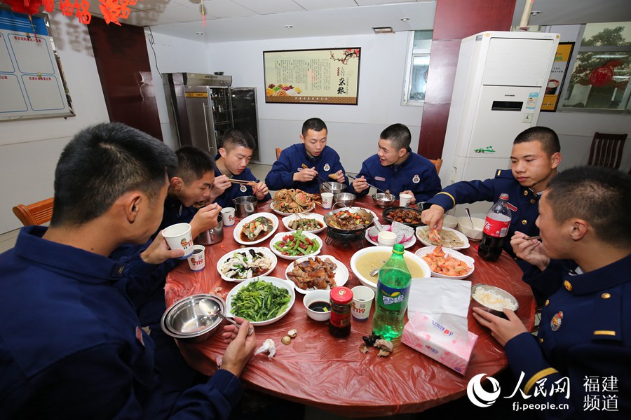 漳州消防救援支隊(duì)特勤一中隊(duì)吃年夜飯。