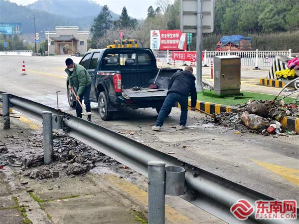 責(zé)令貨運企業(yè)清理路面遺灑垃圾.jpg