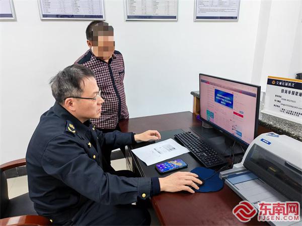 執(zhí)法員指導(dǎo)司機(jī)網(wǎng)上換證.jpg