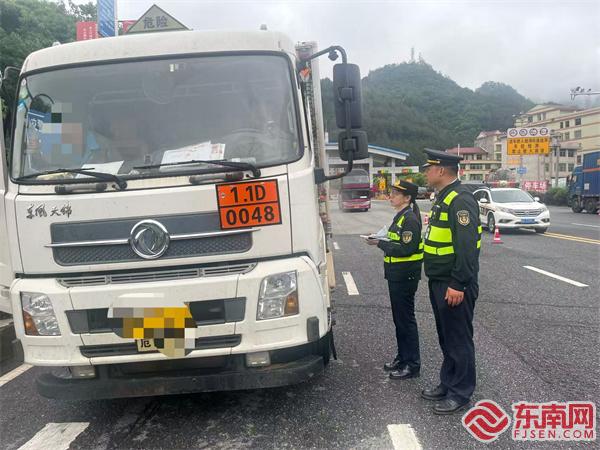 執(zhí)法人員現(xiàn)場檢查危險品運(yùn)輸車輛.jpg