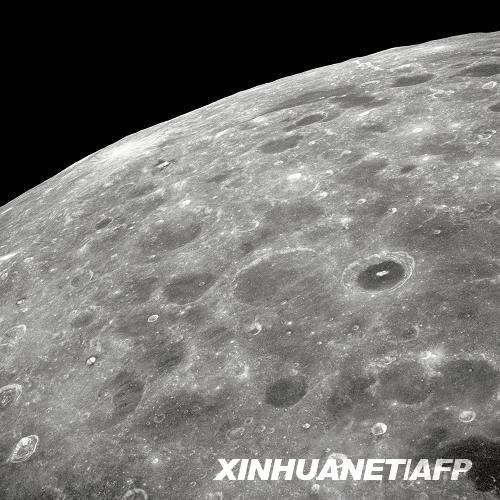 11月13日，美國(guó)航天局宣布，該局科學(xué)家對(duì)月球坑觀測(cè)和傳感衛(wèi)星獲得的撞月數(shù)據(jù)進(jìn)行初步分析后確認(rèn)，月球存在水。這是美國(guó)航天局提供的從“阿波羅8號(hào)”飛船上拍攝的月球表面的照片。新華社/法新