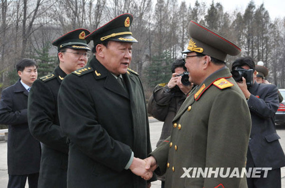 11月22日，朝鮮人民武力部部長金永春次帥（右）在平壤祖國解放戰(zhàn)爭勝利紀(jì)念塔廣場歡迎到訪的中國國務(wù)委員兼國防部長梁光烈。新華社記者姚西蒙攝