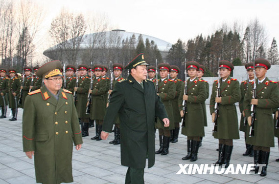 11月22日，中國國務(wù)委員兼國防部長梁光烈（右）在朝鮮人民武力部部長金永春次帥的陪同下，在平壤祖國解放戰(zhàn)爭勝利紀(jì)念塔廣場檢閱朝鮮人民軍儀仗隊。