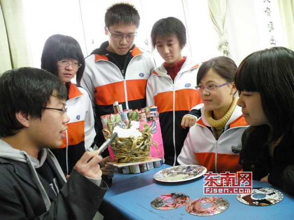 圖為鄭文燦同學(xué)在向同學(xué)們展示講解自己的作品。