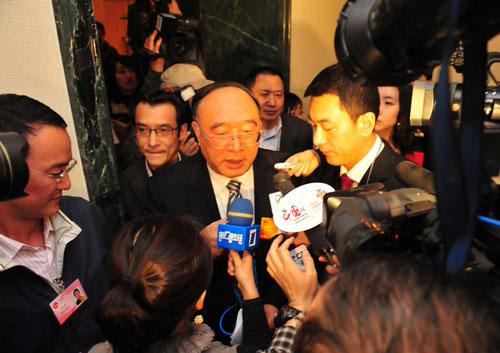 3月4日晚，全國人大代表、重慶市市長黃奇帆接受了中外60余家媒體的集體采訪。圖為記者“圍堵”黃奇帆。人民網(wǎng)記者 于凱攝