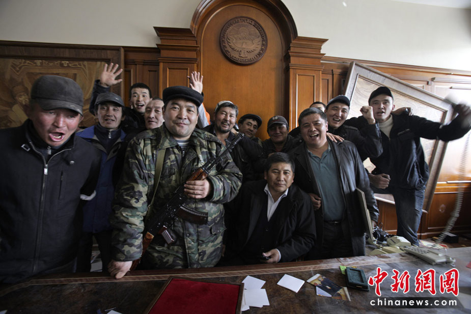 吉爾吉斯斯坦7日發(fā)生大規(guī)模騷亂，反對派示威者占領(lǐng)了議會大樓，8日，總統(tǒng)府也被示威者占領(lǐng)。圖為示威者進入總統(tǒng)巴基耶夫的內(nèi)閣會議室。