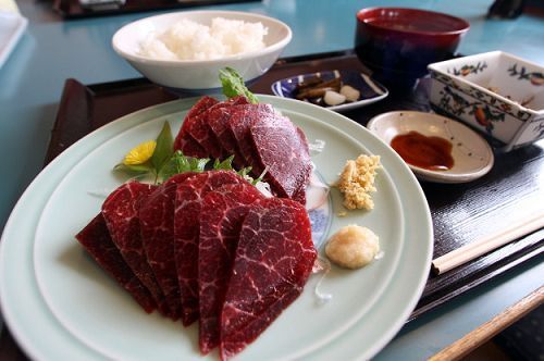 海豚肉做成的刺身。