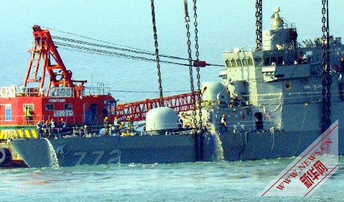 資料圖片：4月24日，在韓國(guó)白翎島附近水域，工作人員在打撈“天安”號(hào)警戒艦艦首。 新華社/紐西斯通訊社
