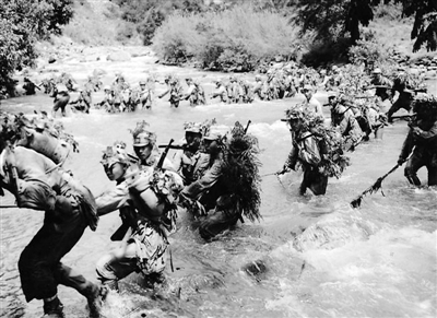 上圖：身披偽裝的中國(guó)士兵在前往滇西怒江前線的路上，他們將在那里阻截日軍的進(jìn)犯。