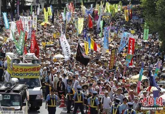 資料圖：當(dāng)?shù)貢r間7月16日，日本東京爆發(fā)“再見核電站”大集會。據(jù)主辦方透露，約有17萬人參加了此次活動。集會者呼吁關(guān)閉日本所有核電站，實現(xiàn)“無核化”。