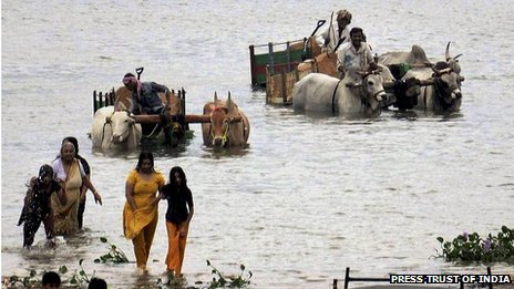 印度南部暴雨成災致22人死數(shù)萬人無家可歸（圖）