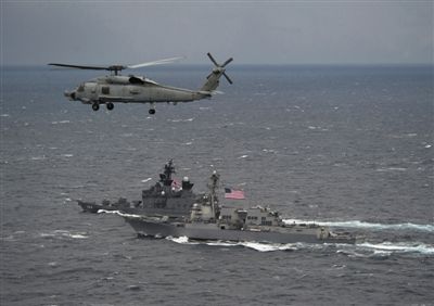 2011年1月10日，美國海軍驅(qū)逐艦與日本海上自衛(wèi)隊“鞍馬”號驅(qū)逐艦在日本長崎縣附近海域舉行聯(lián)合海上演習(xí)。資料圖片