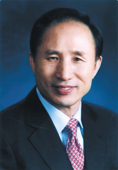 李明博（韓國總統(tǒng)）為“私宅門”向國民道歉，并親自批準法案，調查自己的家人。