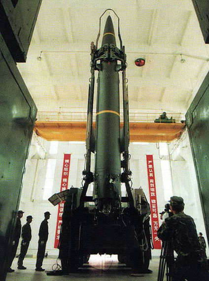 資料圖：二炮東風(fēng)-11型戰(zhàn)術(shù)地地導(dǎo)彈起豎。