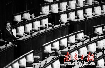 16日，日本眾院解散,野田坐在空蕩的眾院會場。新華社發(fā)