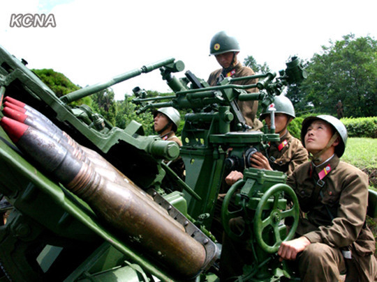 資料圖：當(dāng)?shù)貢r(shí)間2012年8月23日，朝中社公布了朝鮮士兵進(jìn)行強(qiáng)化戰(zhàn)斗訓(xùn)練的圖片。