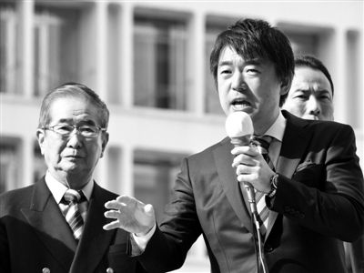 29日，日本著名極右翼分子石原慎太郎（左）和新生代右翼政客橋下徹在東京街頭演講拉票。