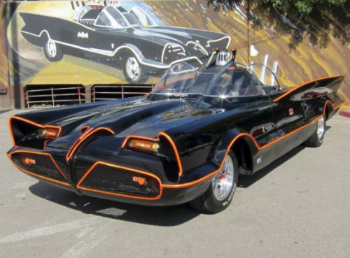 在1960年代《蝙蝠俠》電影和電視作品中出現(xiàn)的首輛蝙蝠車(chē)。