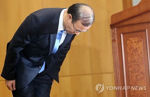 檢察總長韓相大30日上午10時(shí)在首爾檢察廳大樓舉行記者招待會宣布辭去檢察總長職務(wù)。（圖片來自韓聯(lián)社）