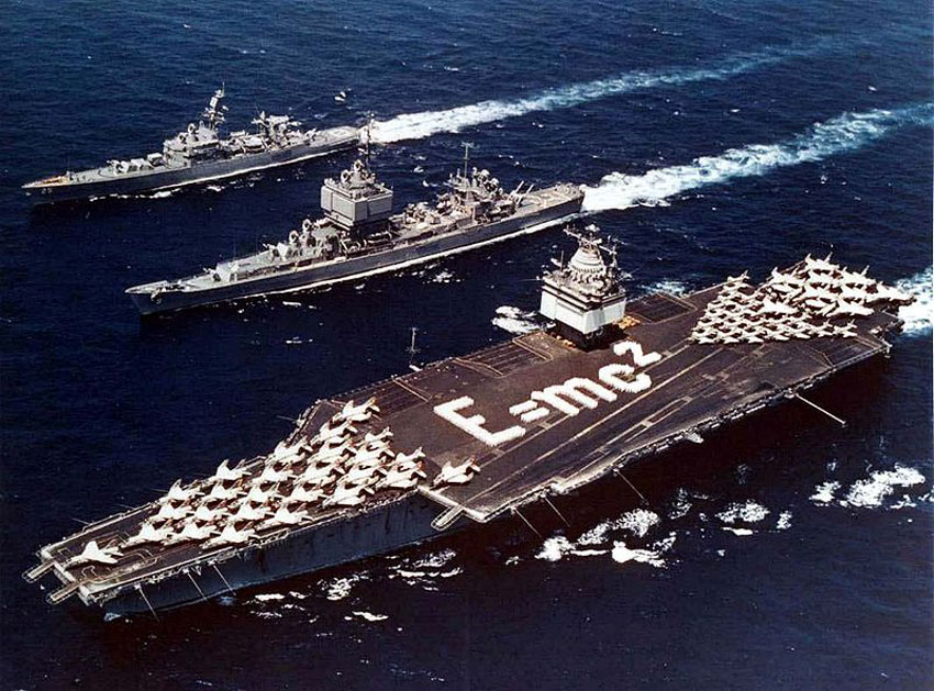 1964年7月31日，“企業(yè)”號、“長堤”號及“班布里奇”號三艘核動力軍艦正進行環(huán)球航行，以宣示美國海軍力量。“企業(yè)”號的官兵在飛行甲板排出著名的“E=mc?”質(zhì)能等價公式，以紀(jì)念于核能有重要貢獻的愛恩斯坦。