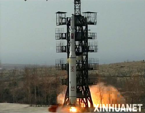 這張朝鮮中央通訊社2012年4月8日提供的照片顯示朝鮮4月5日發(fā)射“光明星2號(hào)”試驗(yàn)通信衛(wèi)星的情景。新華社/朝中社src=