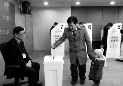 5日，北京，很多韓國人帶孩子來大使館投票。選民說，希望能夠從小培養(yǎng)孩子的權(quán)利意識(shí)。新京報(bào)記者 韓旭陽 攝