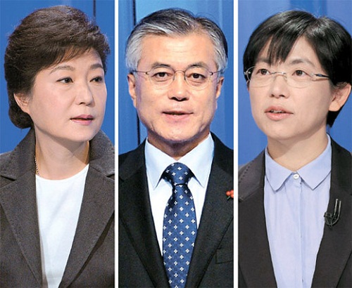 從左至右依次為樸槿惠、文在寅、李正姬