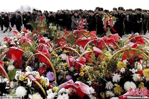 據(jù)朝中社報(bào)道，當(dāng)?shù)貢r(shí)間12月16日，朝鮮人民軍官兵、各階層人民和青少年學(xué)生前往萬(wàn)壽臺(tái)，為朝鮮已故領(lǐng)導(dǎo)人金日成和金正日銅像獻(xiàn)花。據(jù)悉，12月17日是朝鮮已故最高領(lǐng)導(dǎo)人金正日逝世一周年紀(jì)念日。