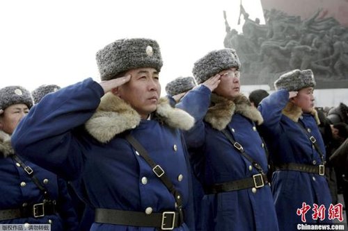 據(jù)朝中社報道，當(dāng)?shù)貢r間12月16日，朝鮮人民軍官兵、各階層人民和青少年學(xué)生前往萬壽臺，為朝鮮已故領(lǐng)導(dǎo)人金日成和金正日銅像獻(xiàn)花。據(jù)悉，12月17日是朝鮮已故最高領(lǐng)導(dǎo)人金正日逝世一周年紀(jì)念日。 