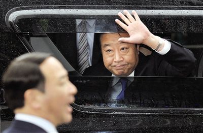 15日，東京，野田佳彥首相黯然揮手離開拉票現(xiàn)場，這似乎預示著民主黨在大選中的慘敗。16日，野田佳彥在敗選后宣布辭去民主黨黨首職位。