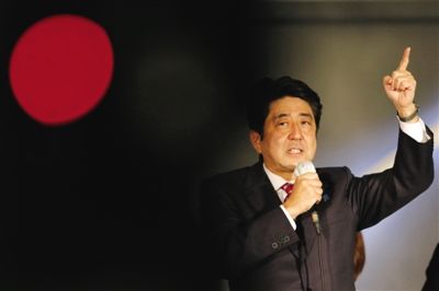 　　12月15日，日本自民黨總裁安倍晉三在東京街頭發(fā)表演講。當(dāng)日是競(jìng)選活動(dòng)最后一天，日本國(guó)民議會(huì)選舉于12月16日拉開(kāi)帷幕。圖/新華社