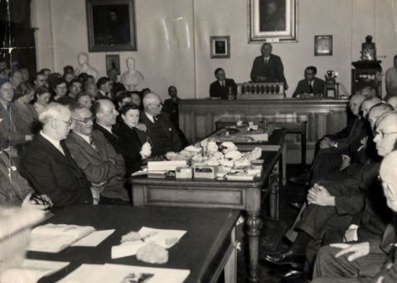 1953年，英國(guó)地質(zhì)學(xué)會(huì)舉行會(huì)議，宣布皮爾當(dāng)人化石是一場(chǎng)騙局