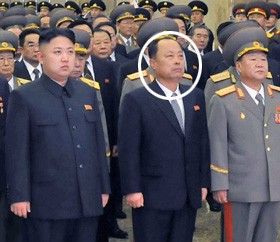 　12月17日在朝鮮平壤錦繡山太陽宮舉行的金正日逝世一周年悼念活動中，被推測為朝鮮第二自然科學院院長崔春植的人（右二圓圈內(nèi)）站在國防委員會第一委員長金正恩旁邊。