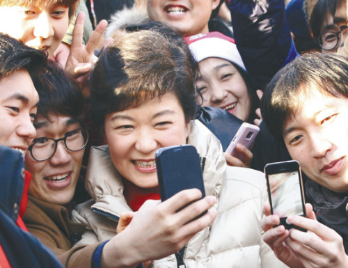 12月15日，樸槿惠與支持者們用手機(jī)合影。