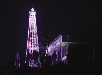 22日，朝韓軍事分界線附近愛妓峰山頂，韓國(guó)宗教團(tuán)體點(diǎn)亮了一棵30米高的巨大圣誕樹，被朝鮮指責(zé)為心理戰(zhàn)。