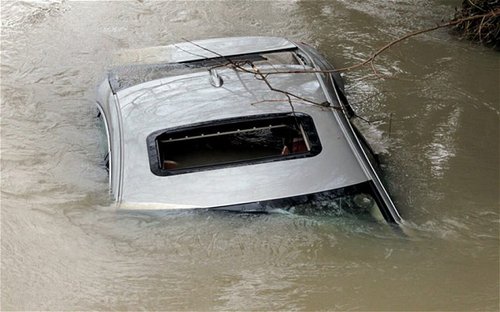 在英國艾克塞斯，一輛車被洪水淹沒。