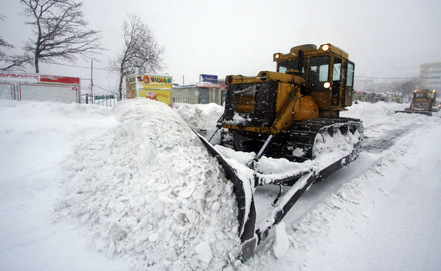 鏟車在清理俄羅斯道路上的積雪。