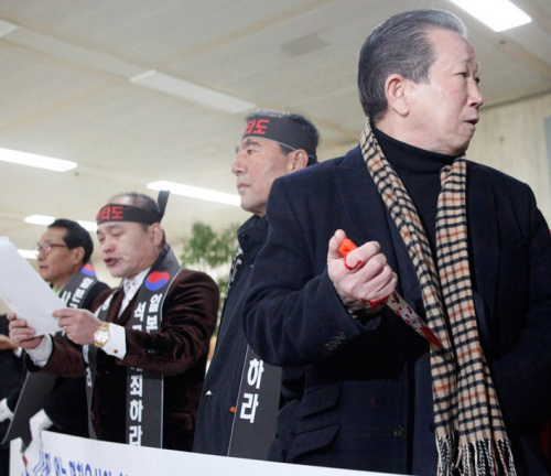 韓國(guó)反日活動(dòng)人士金昌根在機(jī)場(chǎng)出口處切腹自殺抗議額賀一行訪韓。