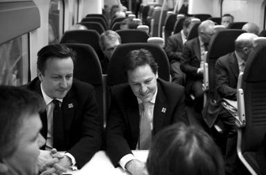 　2012年1月9日，英國首相卡梅倫(左)與副首相克萊格(右)乘火車前去參加會議。